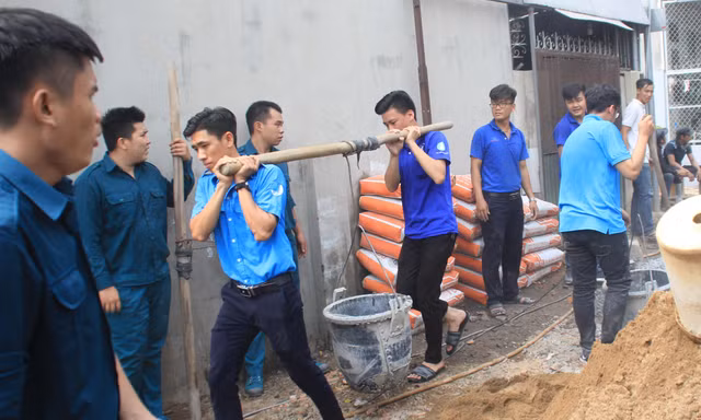 Ngay sau Đại hội Hội LHTN, thanh niên quận 9 ra quân làm đường giúp dân