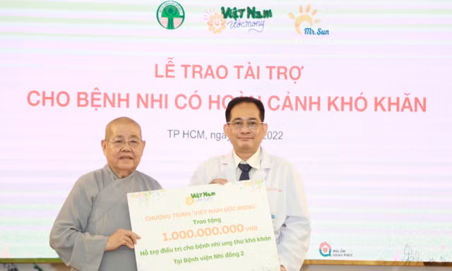 Bán tranh, tặng 1 tỷ đồng hỗ trợ bệnh nhi ghép tạng, điều trị bệnh hiểm nghèo