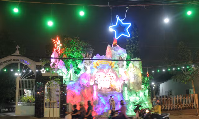 Xóm đạo Sài Gòn trang hoàng lung linh đón Giáng sinh 