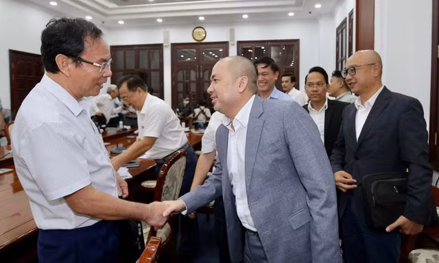 Bí thư Thành ủy TPHCM Nguyễn Văn Nên 'tiếp lửa' cho hai đội bóng thành phố