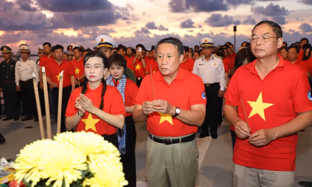 Tưởng niệm các Anh hùng Gạc Ma giữa biển trời Trường Sa 