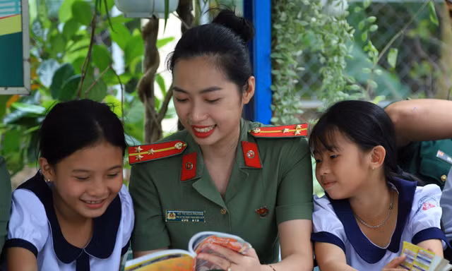 Tuổi trẻ Công an TPHCM vui xuân, đón Tết sớm cùng quân dân xã đảo Thạnh An