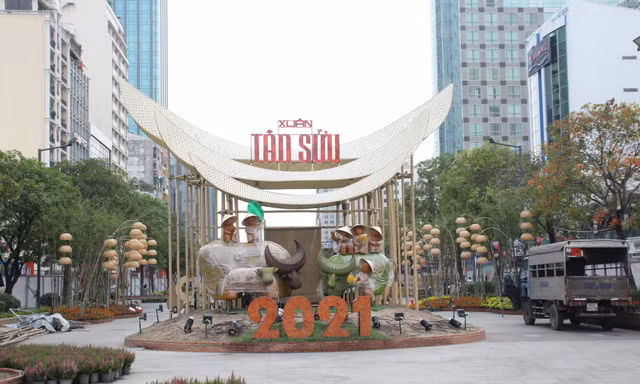Hình hài Đường hoa Nguyễn Huệ sau hơn 10 ngày thi công 