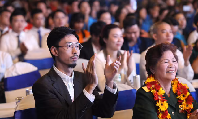 Chia sẻ xúc động của Đen Vâu và nhiều gương mặt nhận giải thưởng Tình nguyện quốc gia
