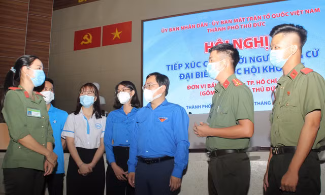 Cử tri trẻ góp ý, kiến nghị với Bí thư thứ nhất T.Ư Đoàn nhiều câu chuyện thời sự