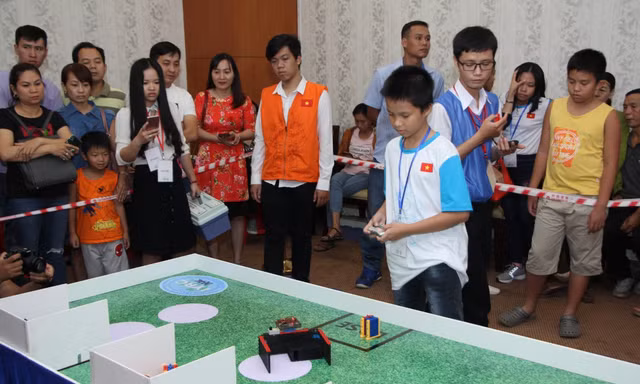 150 học sinh biểu diễn tài năng thi đấu robot tại TPHCM