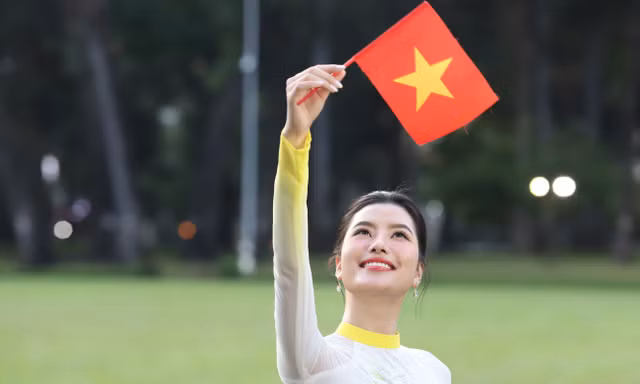 Bạn trẻ chụp ảnh check in Dinh Độc Lập dịp kỷ niệm ngày thống nhất đất nước