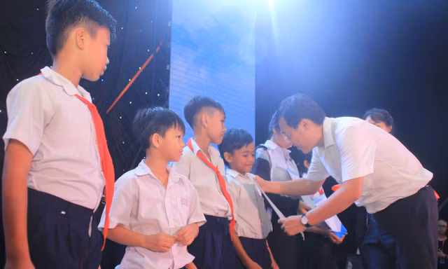 Bí thư thứ nhất T.Ư Đoàn, Chủ tịch Hội Liên hiệp Thanh niên Việt Nam Lê Quốc Phong tặng học bổng cho các em học sinh Côn Đảo.