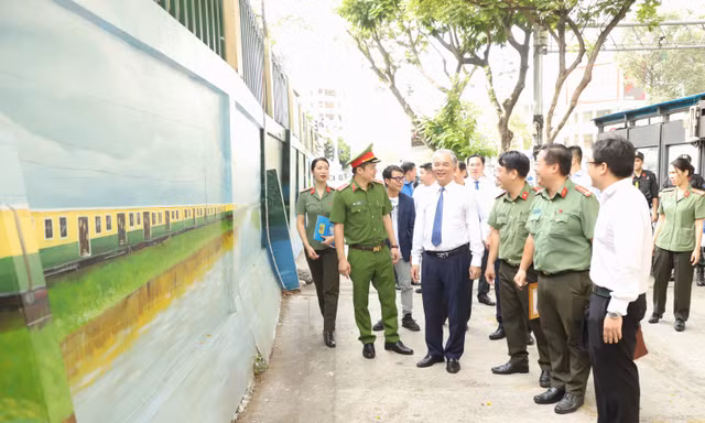 Lãnh đạo TPHCM cùng cán bộ, chiến sĩ đón chào công trình bích họa mới ở trung tâm thành phố