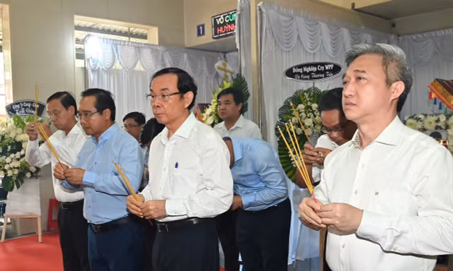 Bí thư Nguyễn Văn Nên và các lãnh đạo TPHCM viếng các nạn nhân vụ cháy cư xá Độc Lập