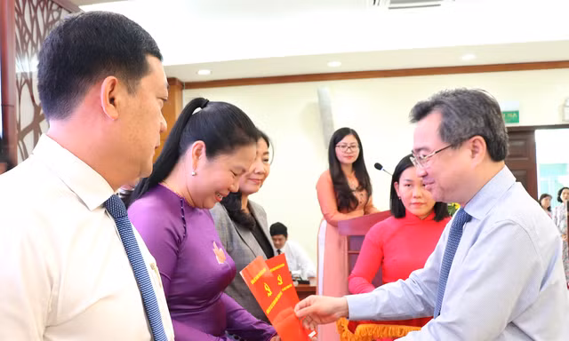 Đảng ủy các cơ quan Đảng TPHCM tiếp nhận 30 tổ chức đảng