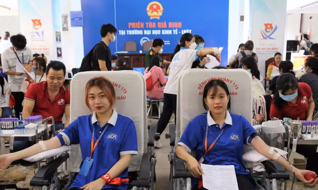 Thầy trò trường Kinh tế - Luật hiến máu trong ngày Valentine