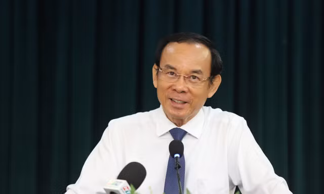 Bí thư Nguyễn Văn Nên trao đổi tại kỳ họp lịch sử của HĐND TPHCM