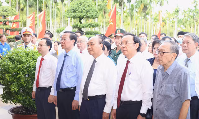Đoàn đại biểu TPHCM dâng hương tưởng nhớ các đồng chí nguyên lãnh đạo Đảng