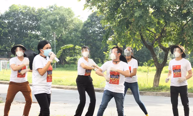Hoàng Bách, Phương Thanh, Quốc Đại... hát tặng tuyến đầu chống dịch với 'loa kẹo kéo'
