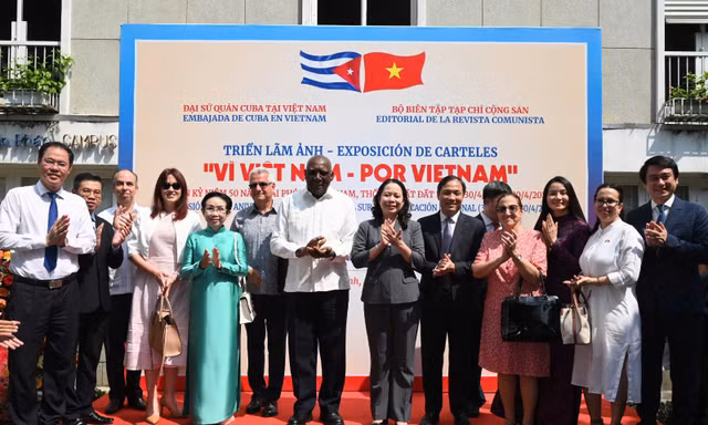 Lãnh đạo hai nước Việt Nam - Cuba dự khai mạc triển lãm 'Vì Việt Nam – Por Vietnam'