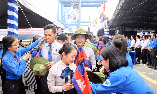 Đại biểu Tàu Thanh niên Đông Nam Á - Nhật Bản bắt đầu lưu giữ kỷ niệm tại TPHCM