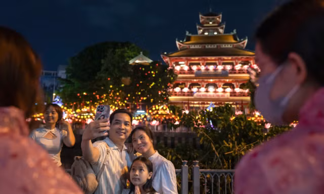 Hàng nghìn người dân, phật tử đổ về chùa Pháp Hoa thả hoa đăng mừng lễ Phật đản 