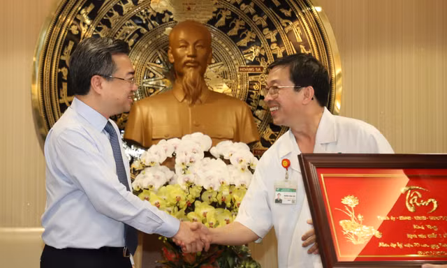 Phó Bí thư Thường trực Thành ủy TPHCM Nguyễn Thanh Nghị thăm gia đình thầy thuốc tiêu biểu