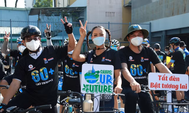Hoa hậu H'Hen Niê năng động đạp xe khởi động Giờ Trái đất 2022