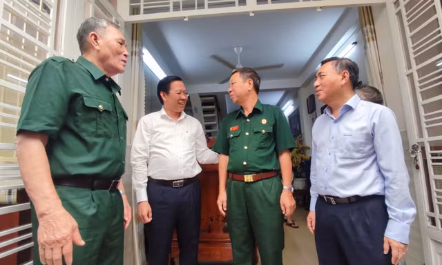 Chủ tịch TPHCM thăm hỏi, tri ân người có công 