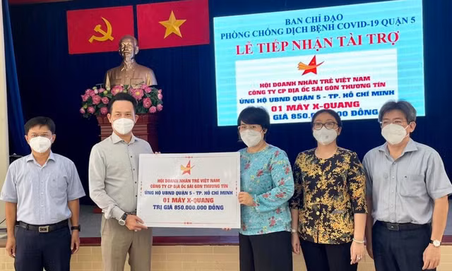 Trao tặng máy X-Quang di động hỗ trợ sàng lọc bệnh nhân COVID-19 