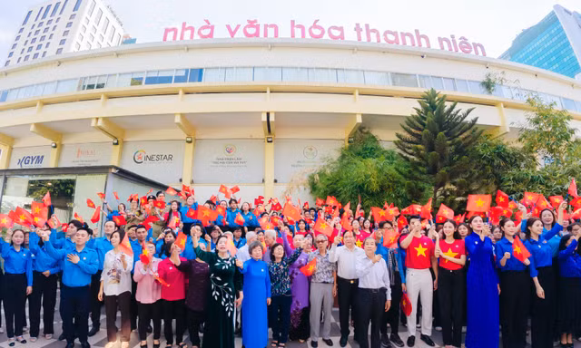 Xúc động lễ chào cờ 'Tôi yêu Tổ quốc tôi'
