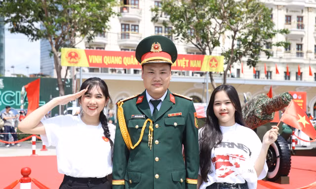 Chàng sĩ quan tình cờ thành 'mẫu ảnh' ở trận địa pháo lễ kỷ niệm 30/4