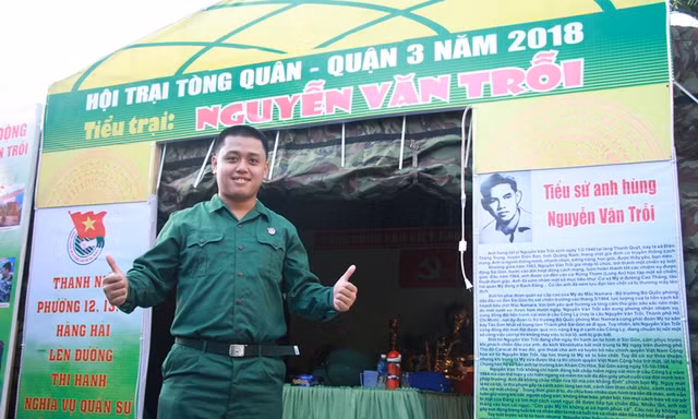 Nam sinh tạm gác bằng cử nhân lên đường nhập ngũ