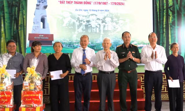 Nguyên Chủ tịch nước Nguyễn Minh Triết họp mặt truyền thống 57 năm danh hiệu 'Đất thép thành đồng'
