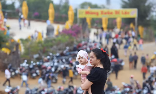 Người dân xứ Quảng nô nức du xuân ở ngôi chùa có tượng Phật cao nhất nước