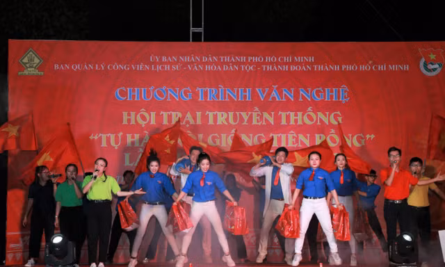 Bạn trẻ sôi nổi thi văn nghệ, giao lưu lửa trại 