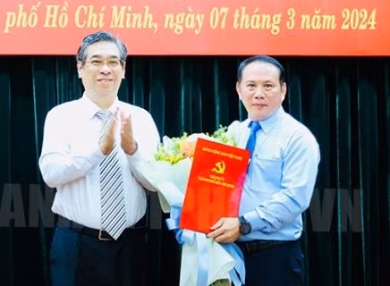 Trao quyết định của Ban Thường vụ Thành ủy TPHCM về công tác cán bộ