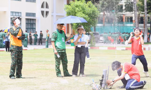 Xem học sinh TPHCM tranh tài 'khai hỏa' tên lửa nước 