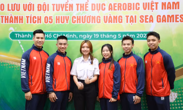 Sinh viên TPHCM giao lưu với đội tuyển aerobic giành trọn bộ 5 HCV SEA Games 32