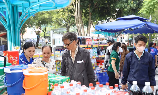 TPHCM chăm lo Tết, trao 200.000 suất quà trị giá hơn 110 tỷ đồng cho người dân