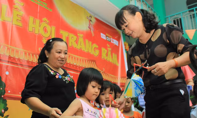 Báo Tiền Phong tổ chức Tết Trung thu cho hơn 400 em nhỏ Tiền Giang