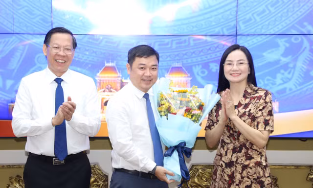 Chủ tịch TPHCM trao quyết định tiếp nhận, bổ nhiệm 6 cán bộ
