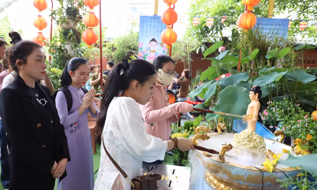 Ngày rằm Phật đản, người dân đến chùa tắm Phật, cầu an