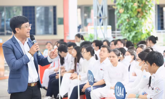 Chuyên gia giúp bạn trẻ ứng xử thông minh, quyết định đúng đắn trên không gian mạng