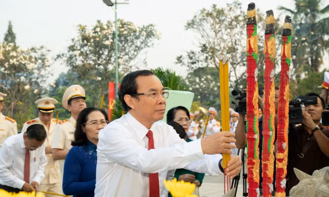 Lãnh đạo TPHCM dâng hương tưởng niệm Anh hùng liệt sĩ, Mẹ Việt Nam anh hùng