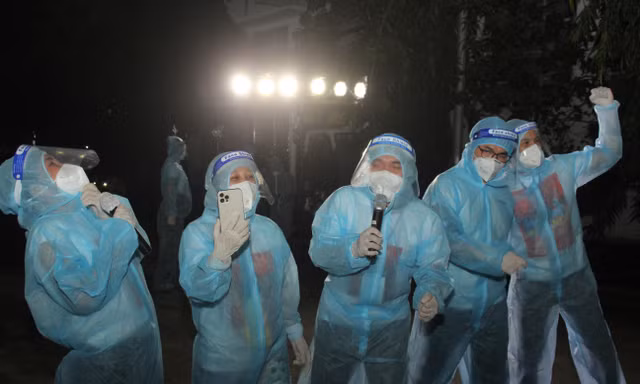 Miu Lê, Trúc Nhân, Lê Minh xúc động hát cho những khán giả đặc biệt tại bệnh viện dã chiến