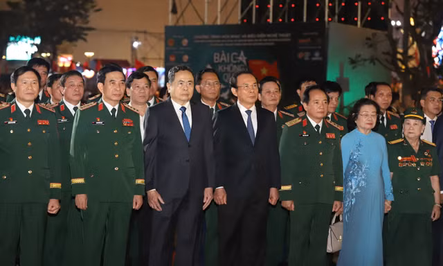 Chủ tịch Quốc hội cùng đoàn đại biểu Quân ủy Trung ương dâng hoa Chủ tịch Hồ Chí Minh