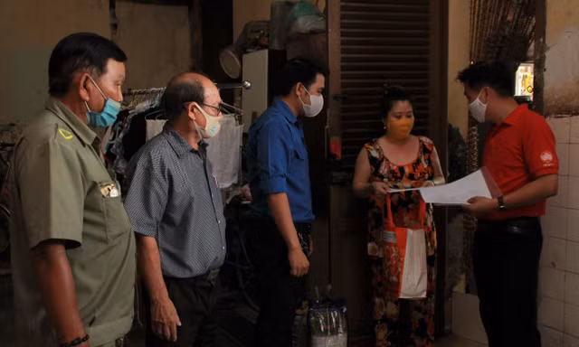 Chống dịch COVID-19, ĐVTN tình nguyện giao cơm, mua nhu yếu phẩm cho người già neo đơn