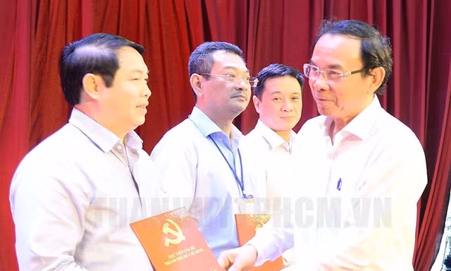 Bí thư Thành ủy TPHCM: Mỗi cán bộ cống hiến hết mình cho sự phát triển của thành phố