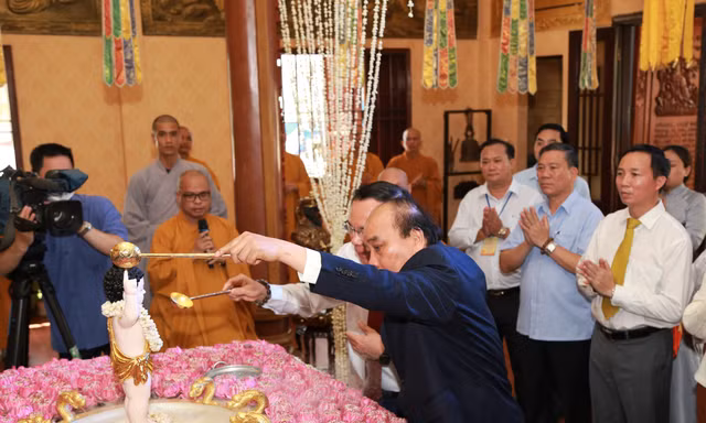 Chủ tịch nước Nguyễn Xuân Phúc chúc mừng đại lễ Phật đản ở TPHCM