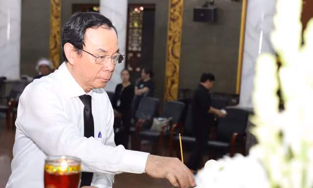 Bí thư Thành ủy TPHCM Nguyễn Văn Nên viếng nhạc sĩ Lư Nhất Vũ 