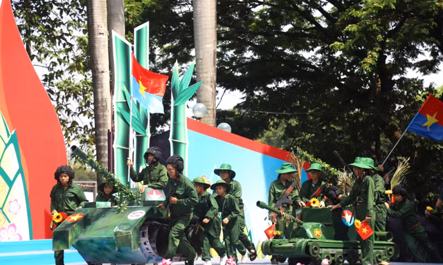 Thiếu nhi TPHCM tái hiện khoảnh khắc toàn thắng của Chiến dịch Hồ Chí Minh