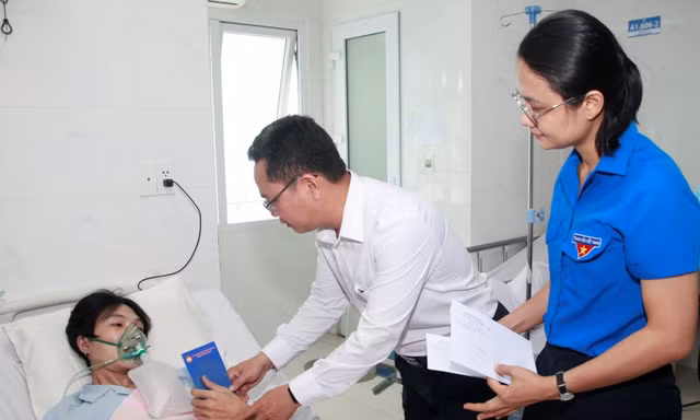 Đoàn công tác TPHCM thăm hỏi nạn nhân vụ hỏa hoạn ở căn nhà 4 tầng 