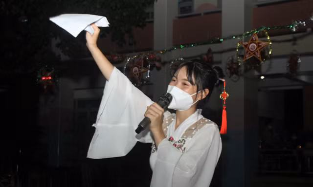 Nữ tình nguyện viên từng là F0 hóa 'chị Hằng' trong đêm Trung thu đặc biệt